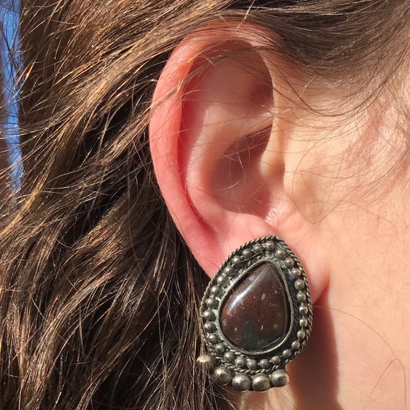 Clip on earrings - Picture 1 of 2